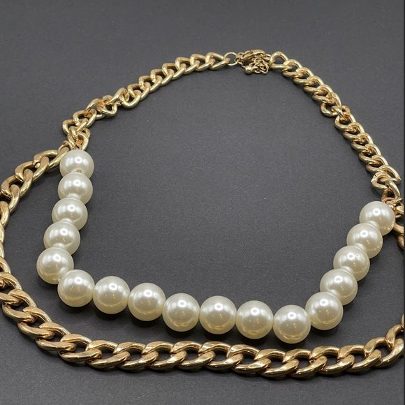 ukn Jewelry - N10- Gold chain with medium size faux pearls
